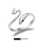 bague serpent avec yeux rubis portee