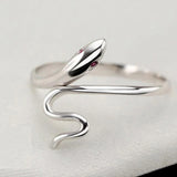 bague serpent avec yeux rubis portee